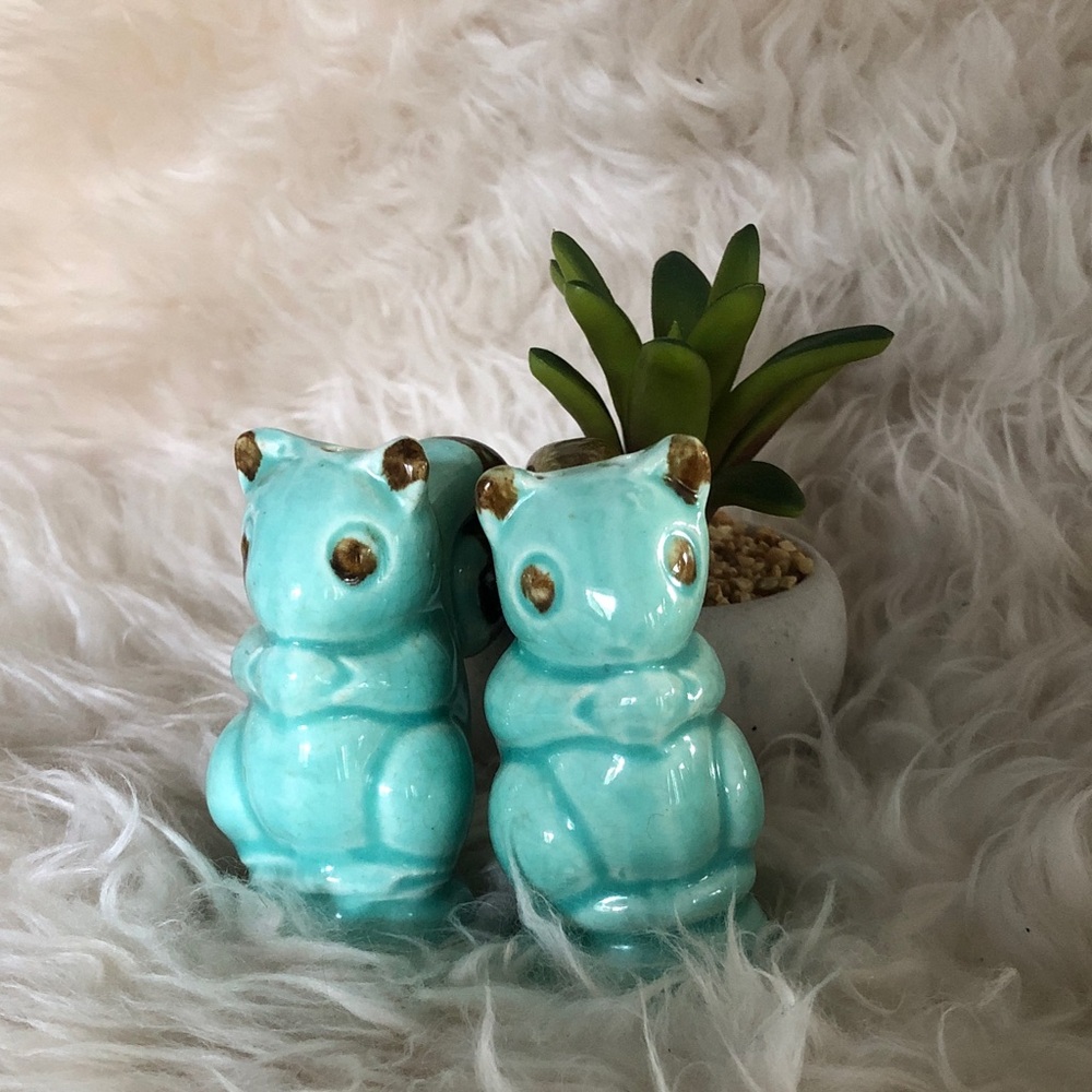 SQUIRREL SALT & PEPPER Set Aqua& Brown VINTAGE 2.75”tall EUC